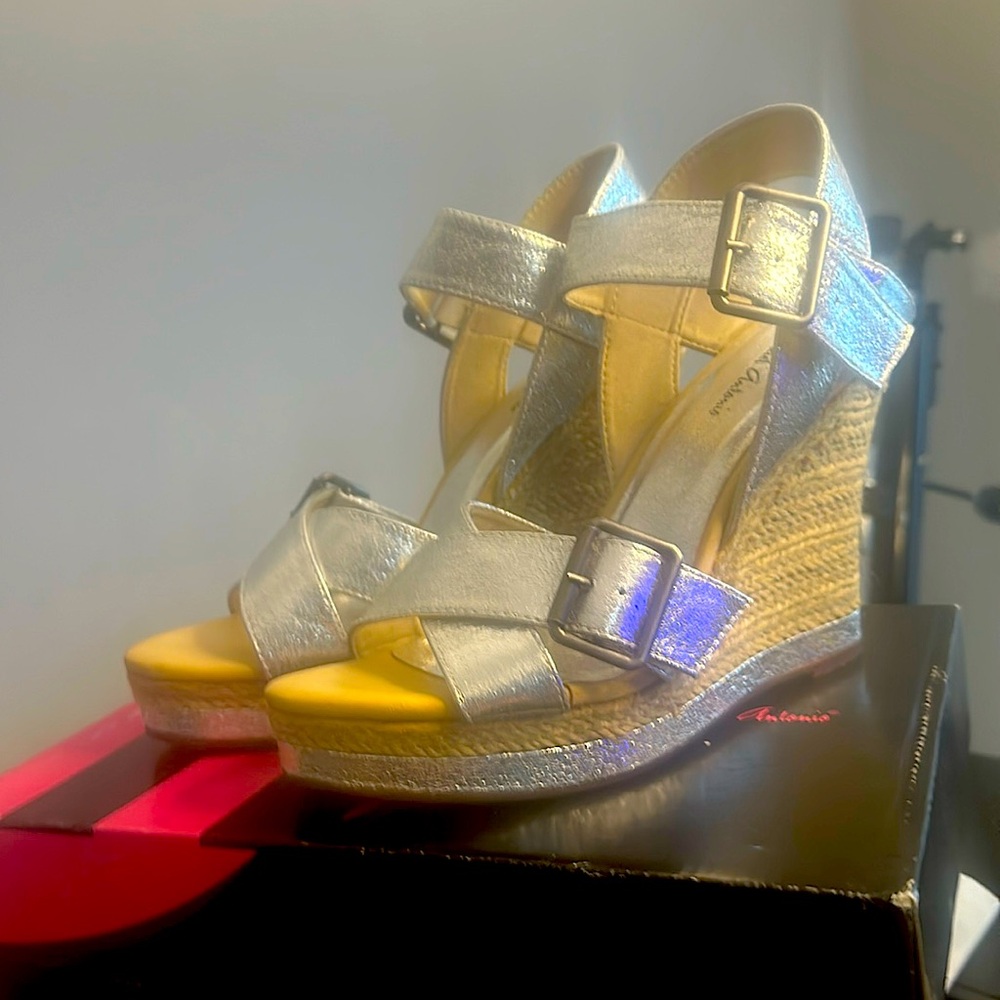 Michael Antonio Women's "Gladwinn" Silver Double Buckle Strappy Wedge Size 10M